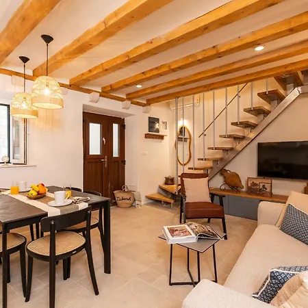 Jele - Three Bedroom In The Old Town Villa *