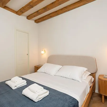 Jele - Three Bedroom In The Old Town Villa